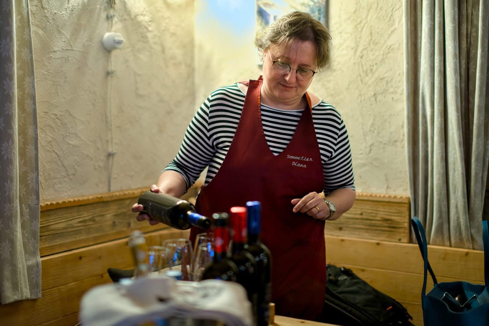 Diana Zerilli durante una degustazione di vini sardi